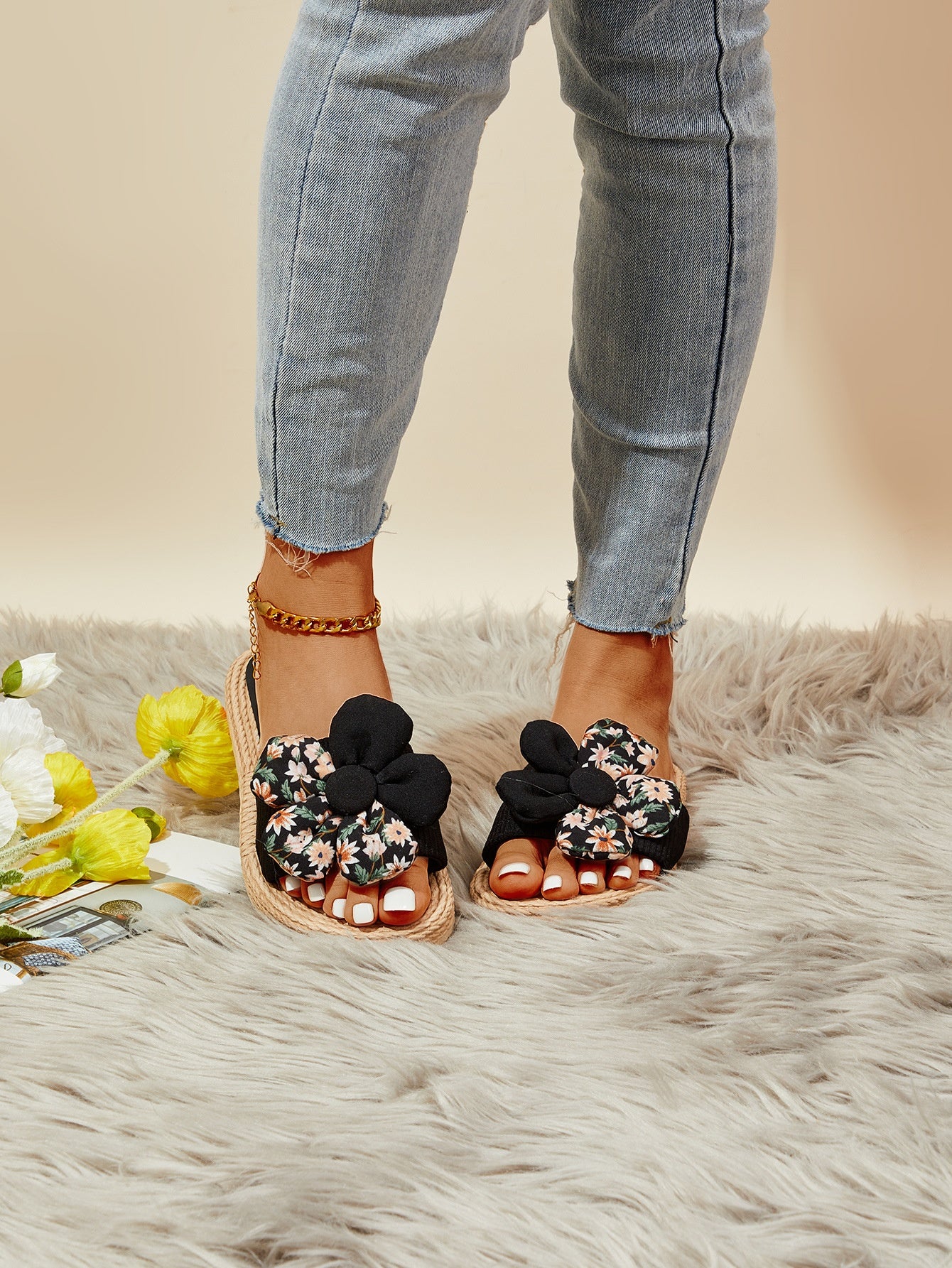 Puff Daisy Woven Sandals