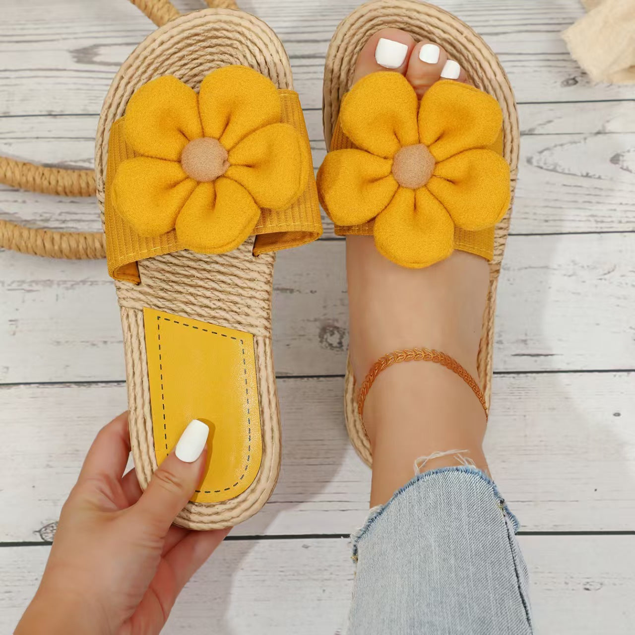Puff Daisy Woven Sandals